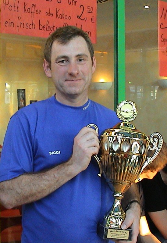 2009_24h_schwimmen_siggi_mit_pokal.jpg 2009_24h_schwimmen_siggi_mit_pokal.jpg